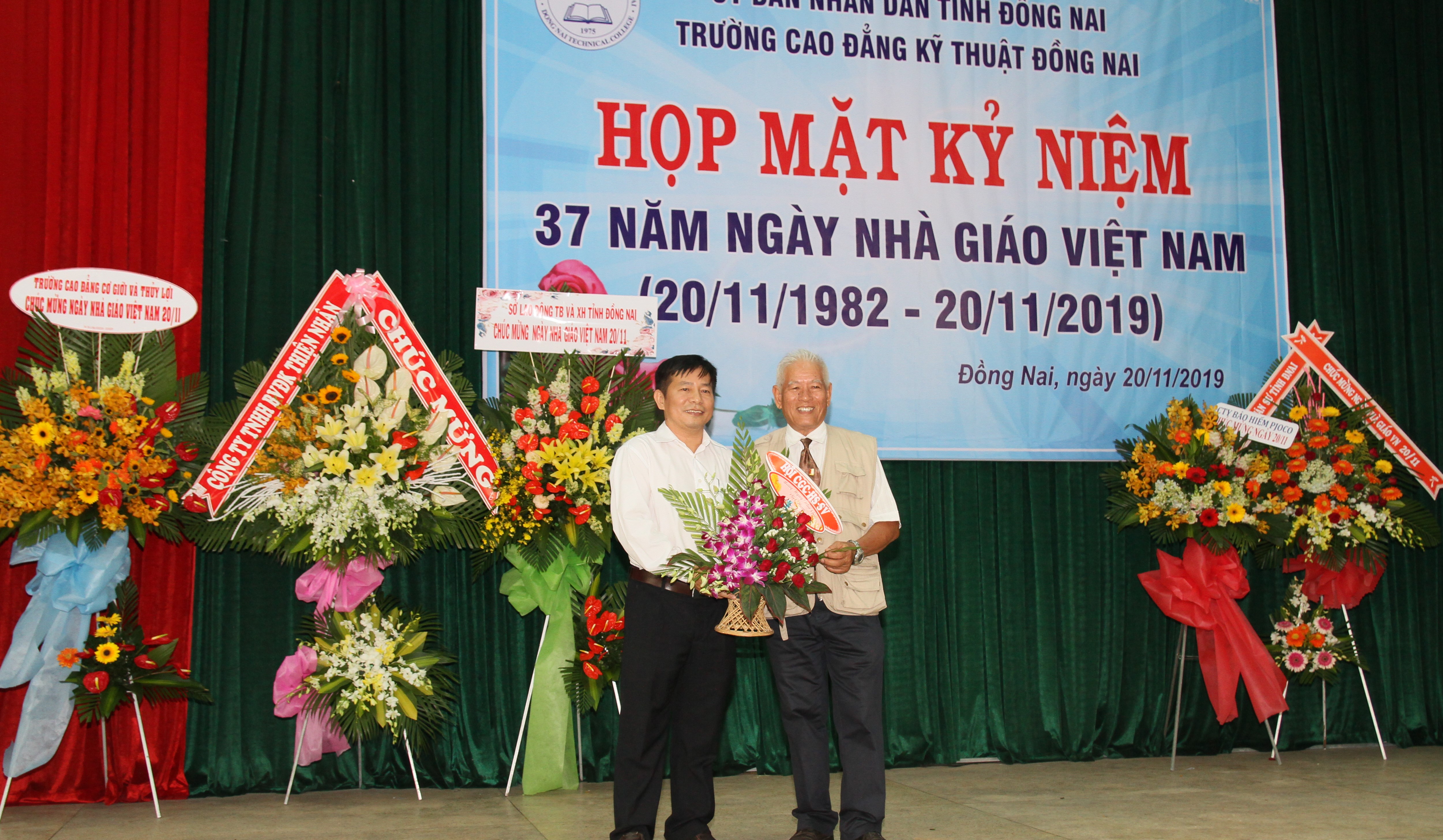 Họp mặt kỷ niệm 37 năm ngày nhà giáo Việt Nam