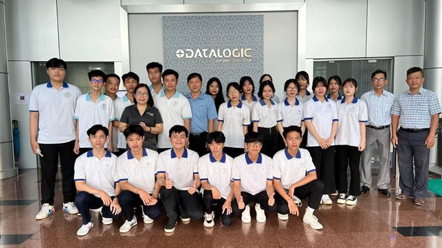 Sinh viên-học sinh khoa Điện tử tham quan Công ty DataLogic Việt Nam
